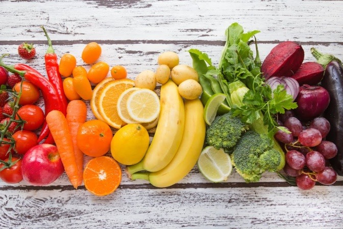 Obst und Gemüse in verschiedenen Farben