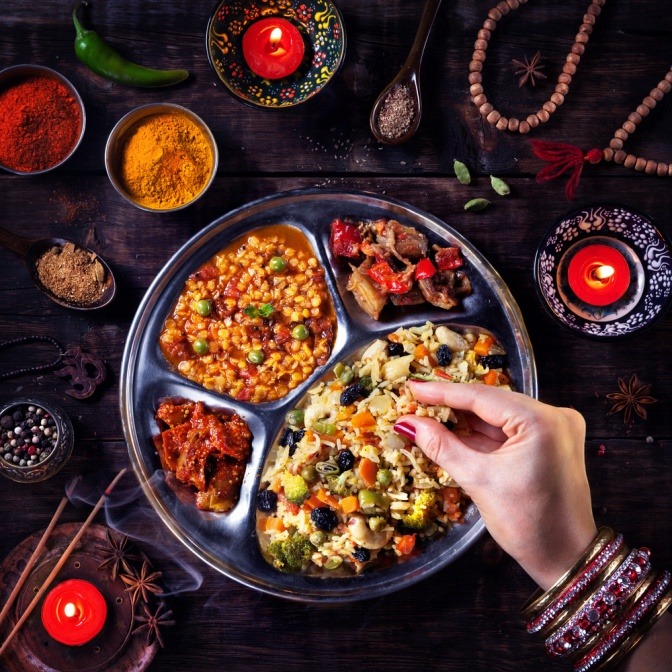 Die ayurvedische Mahlzeit besteht aus vielen bunten Gewürzen und gesunden Zutaten