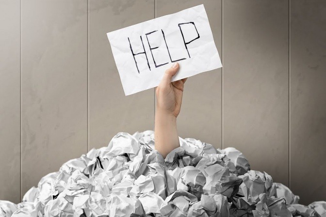 Schild "Help" als Symbol für Burnout