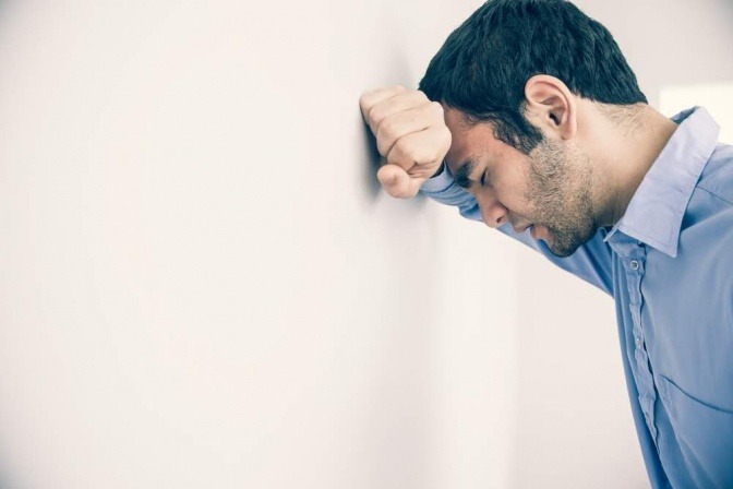 Erschöpfter Mann kurz vor dem Burnout