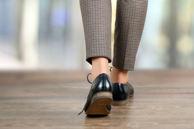 Frauenbeine mit Lederschuh als Business-Schuh