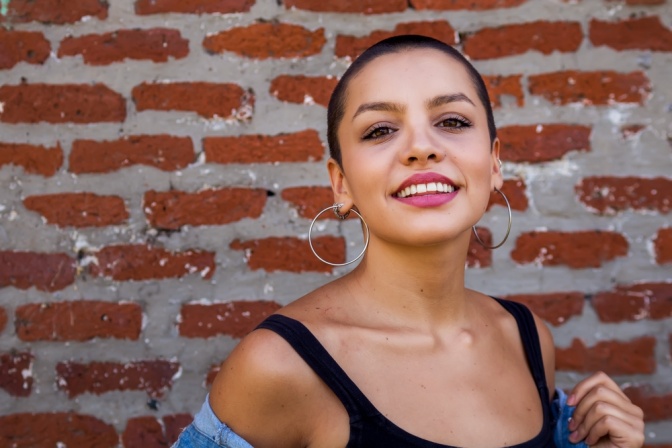 Frau mit Buzz Cut als Frisurentrend 2022