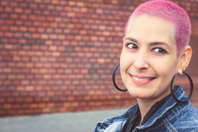Frau mit Kurzhaarfrisurentrend Buzz-Cut
