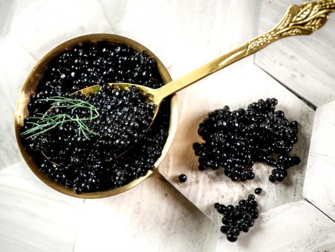 Schälchen mit Kaviar und goldenem Löffel