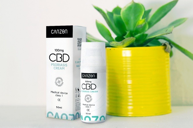 Zwei Packungen mit CBD Pflegecreme gegen Psoriasis 