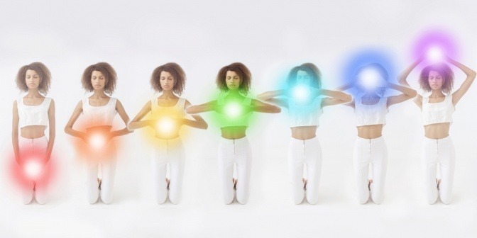 Frau mit jeder Chakra Farbe. 