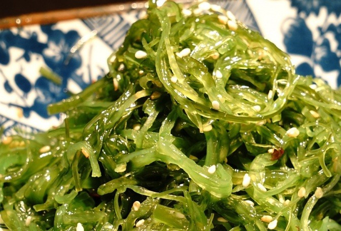 Chlorella Alge zum Entschlacken liegt auf einem Teller