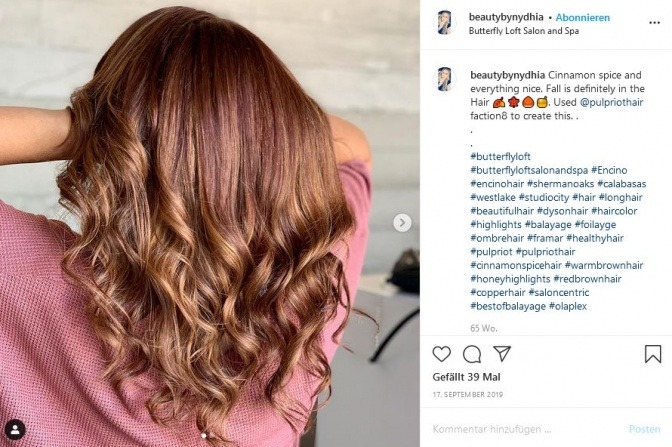 Eine Frau zeigt ihre Haare im Trend Cinnamon Spice