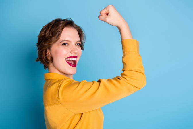 Frau in Power-Pose durch Wirkung des Steins Citrin 