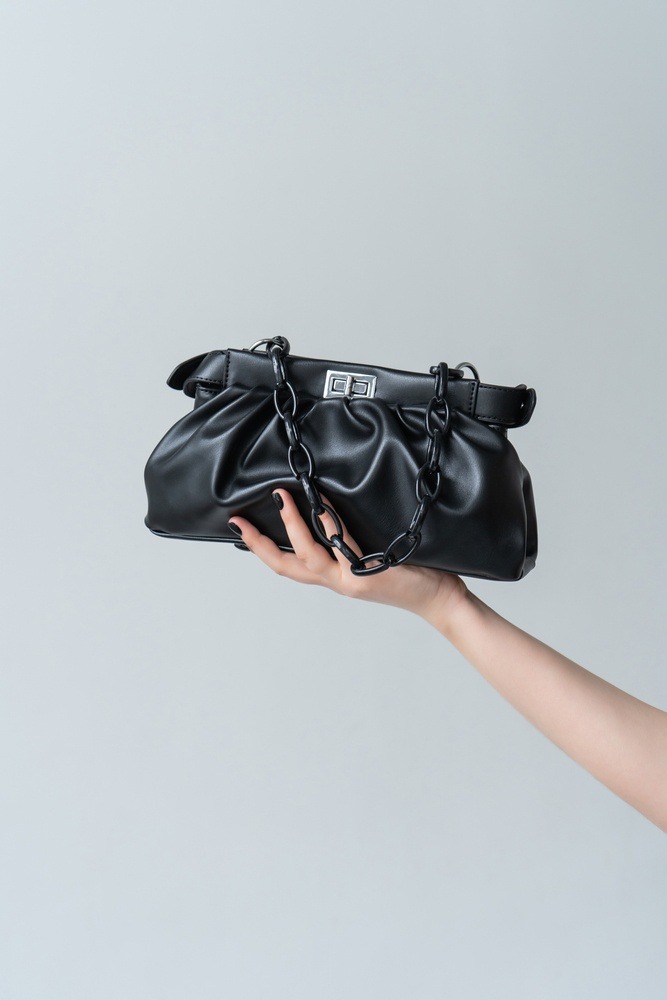 Frau hält eine Cloud-Bag als Taschentrend 2022