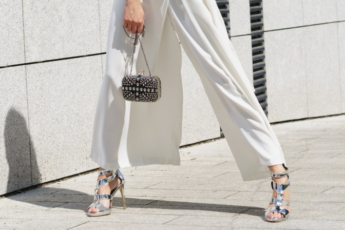Eine Frau trägt Culotte und High Heels