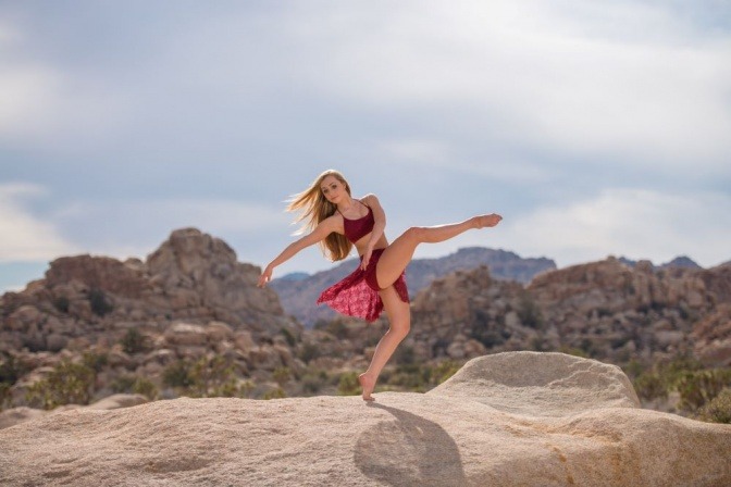 Eine Frau mit gesunder Darmflora tanzt auf einem Felsen