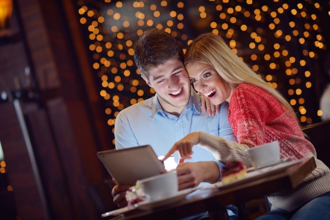 Ist einmal das Eis gebrochen wird heftig Geflirtet