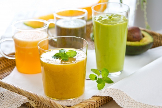 Gläser mit Getränken für eine Detox Diät stehen am Tisch