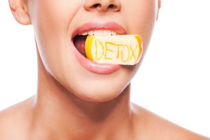 Frau mit Detox im Mund