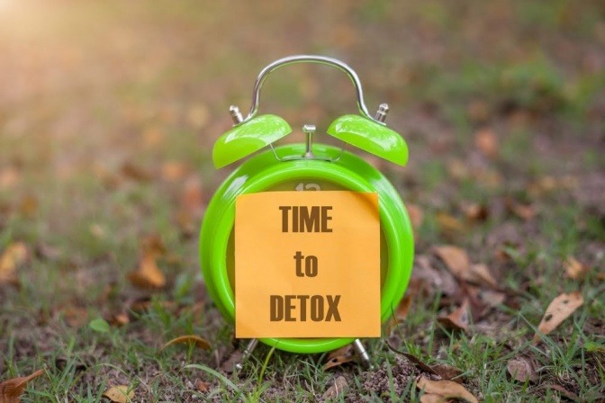 Ein Wecker zeigt an, dass es Zeit für Detox ist