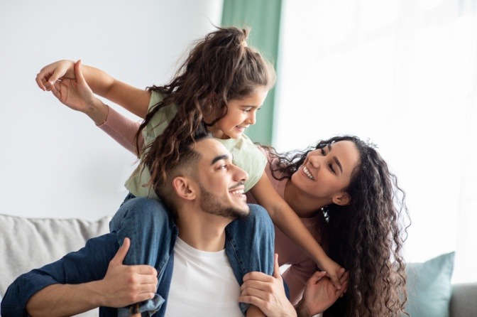 Eine Familie, die Digital Detox betreibt, albert auf der Couch herum