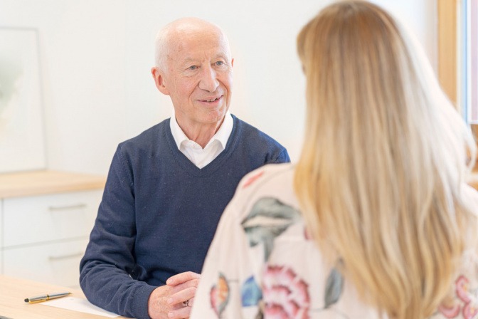 Dr. Wolfgang Schachinger im Home of Ayurveda somamed beim Pulsfühlen