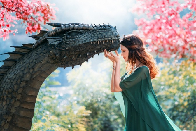 Eine Frau hält ihren Kopf an einen Drachen gelehnt