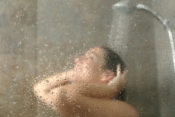 Eine Frau liegt in der Badewanne