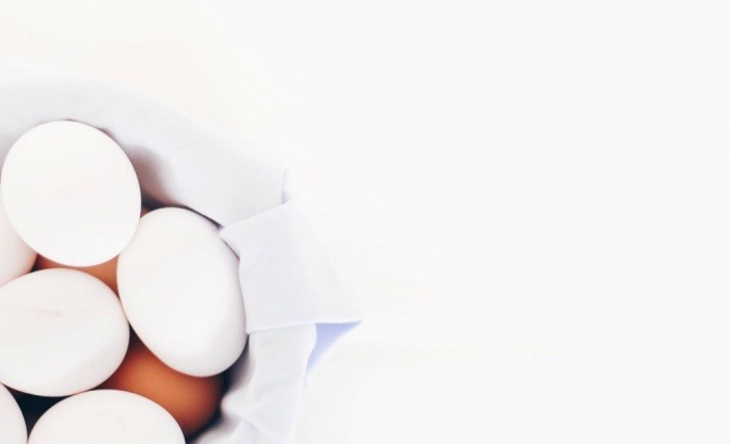 Eier als Quelle für Biotin sind in einer Schale