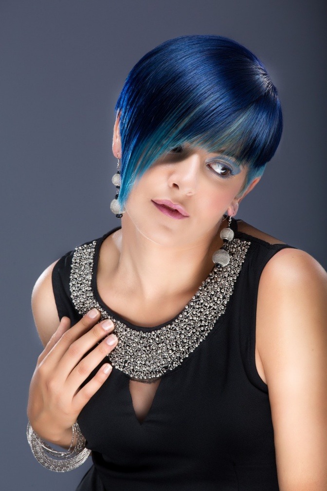 Eine Frau hat Haare im Haarfarbentrend Electric Blue