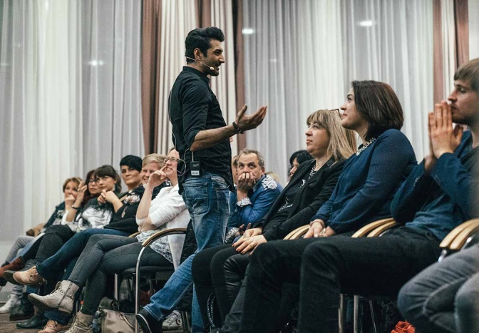 Elmar Rassi ist mit seiner Schweineglück-Show zu Gast in Wien