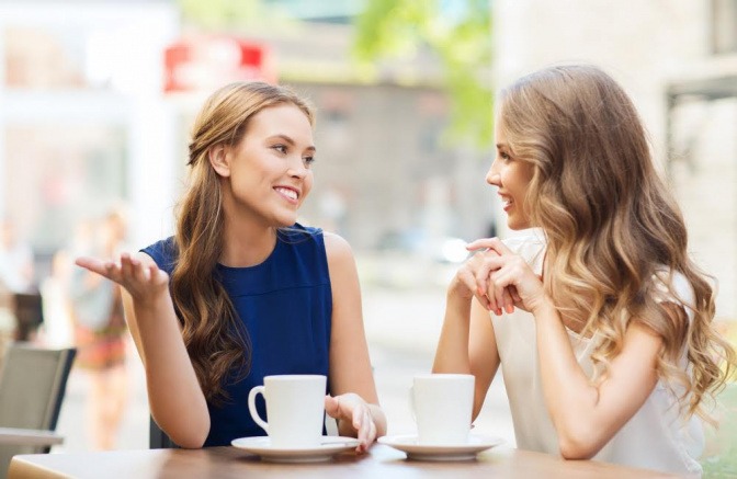 Frauen unterhalten sich beim Kaffee