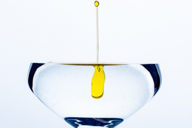 Öl in Wasserglas