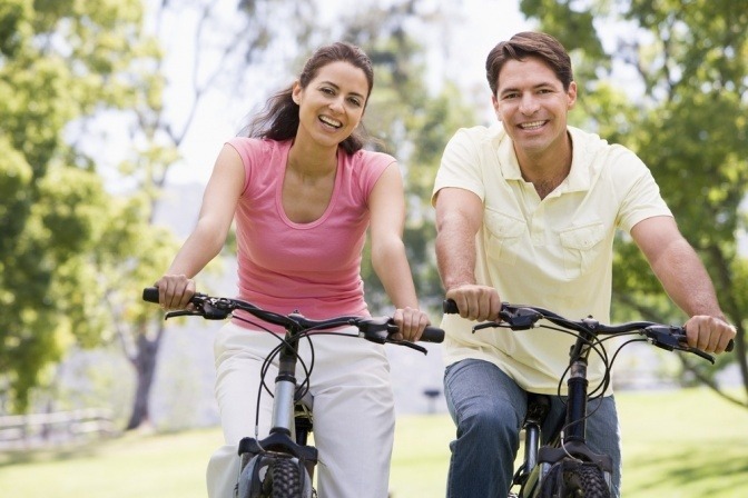 Ein Mann und eine Frau holen Energie durch Radfahren