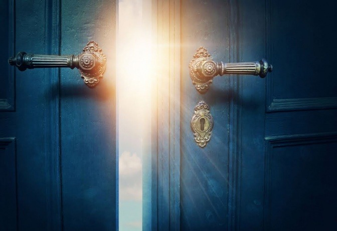 Die Energie des Lichtes strahlt durch eine sich öffnende Tür