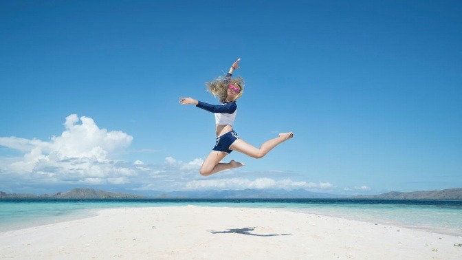 Eine Frau springt voll Energie durch Ashwagandha