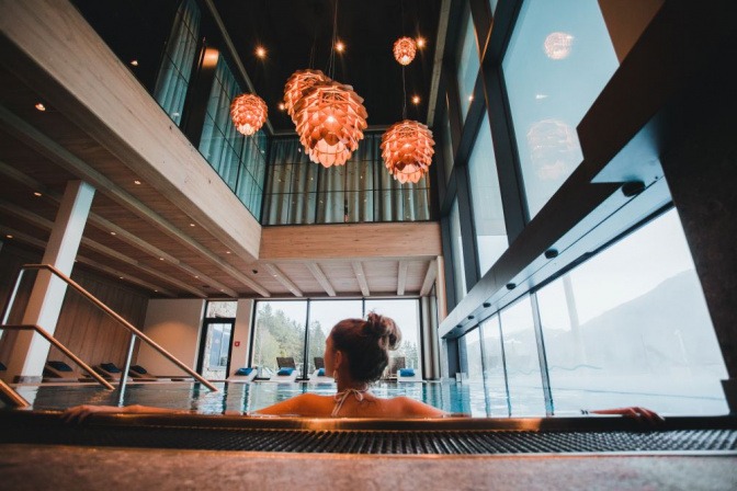 Frau genießt Spa.