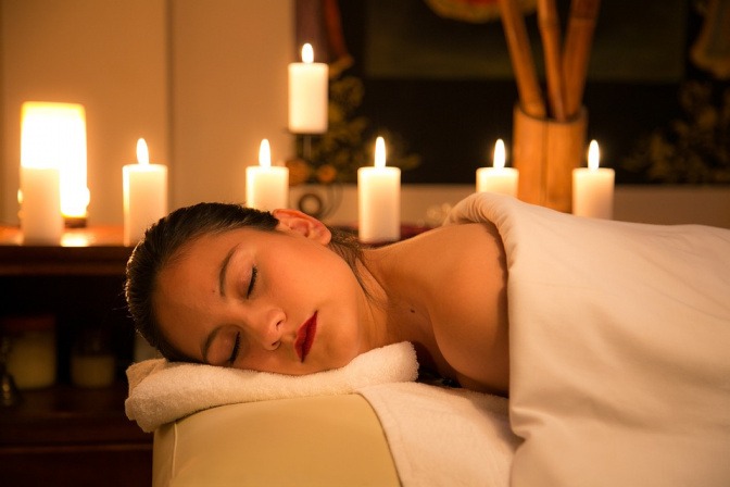 Frau liegt bei der Massage
