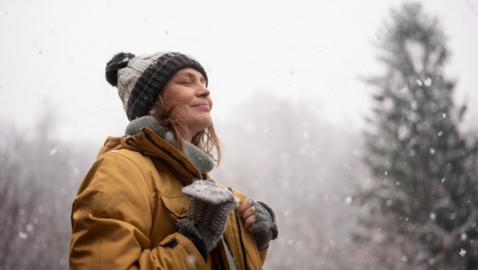 Frau geht im Winter spazieren, um zu entspannen