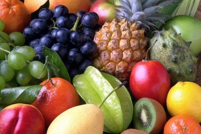 Exotische enzymreiche Früchte liegen nebeneinander