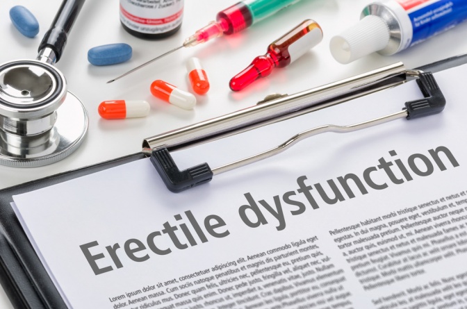 Ein Klemmbrett mit Papier mit der Aufschrift Erectile Dysfunction