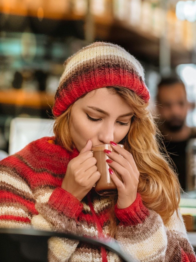 Besonders wichtig, um deine Zähne und deine Gesundheit zu schützen, ist, dass du gut auf deine Diabetes eingestellt bist Eine Frau trinkt aus einer Tasse