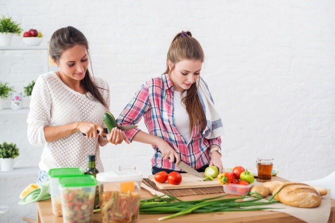 Zwei Frauen kochen gesunde Ernährung