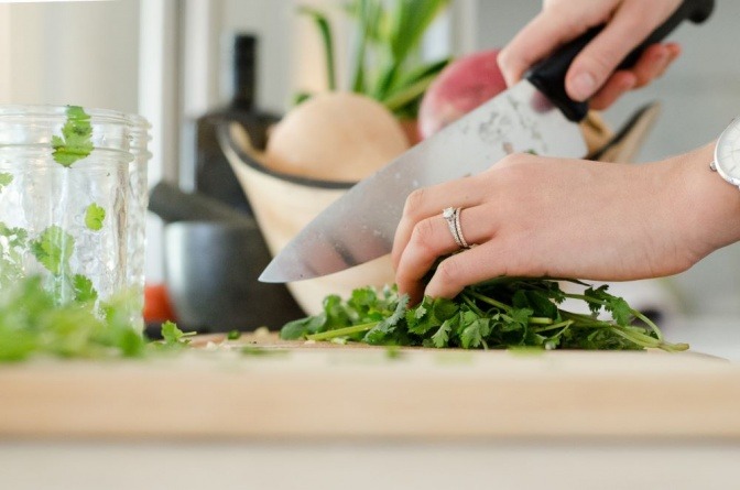 Eine Frau kocht mit frischen Zutaten Ernährung für Kinder