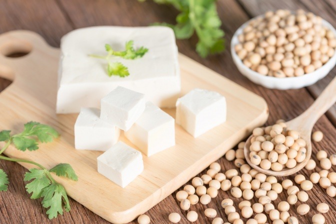 Sojabohnen und Tofu für Ernährung in den Wechseljahren