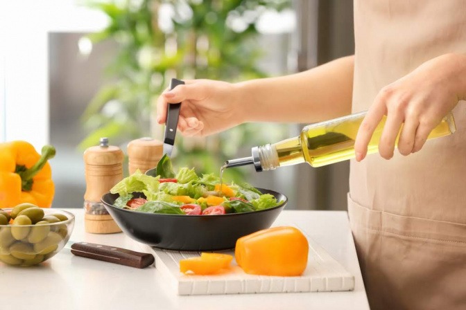 Eine Frau kocht entspannt ausgewogenes Essen