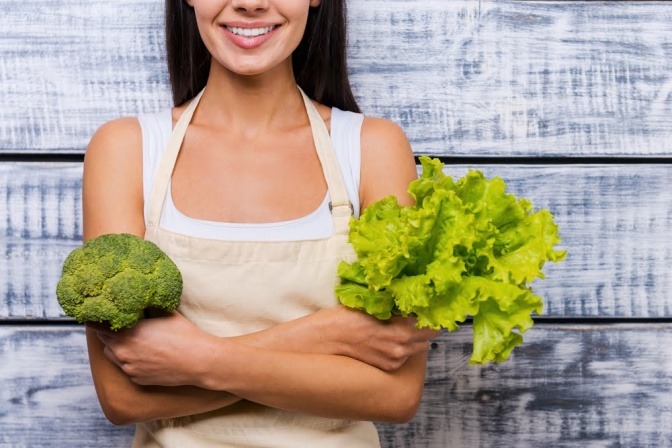 Ernährungsberaterin mit Gemüse in der Hand