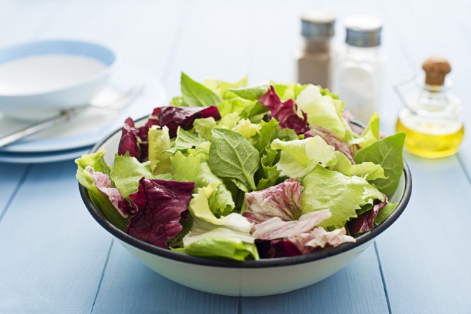 Bittere Salatsorten in einer Schüssel