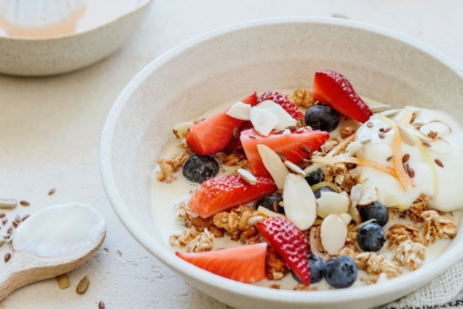 Essen gegen Stress: Haferflocken und frisches Obst