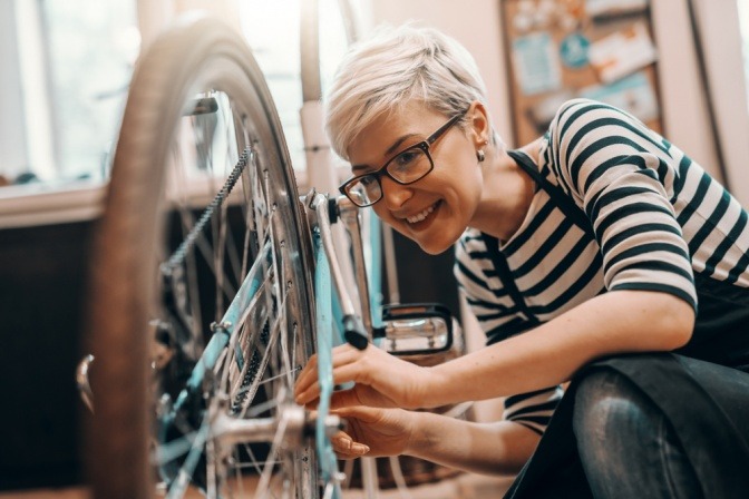 Frau repariert Fahrrad