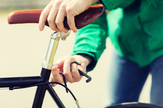 Fahrradsattel wird eingestellt