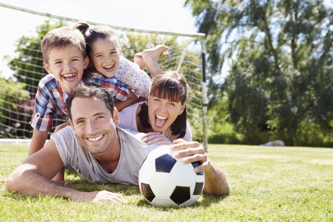 Eine Familie beim Sport im Garten.