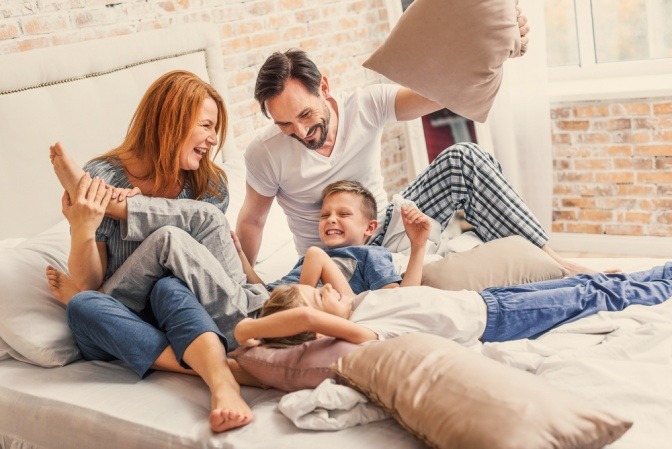 Eine Familie hat Spaß zusammen