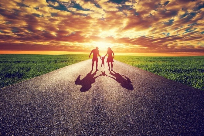 Eine Familie geht im Sonnenunterganz